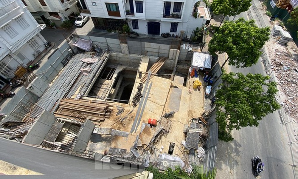 Xôn xao nhà ở riêng lẻ ở Hà Nội được cấp phép đến 4 tầng hầm - Ảnh 1.