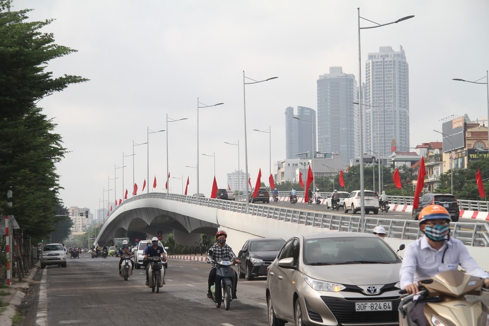 Cận cảnh cầu vượt hơn 500 tỉ đồng mới thông xe ở Hà Nội - Ảnh 1.