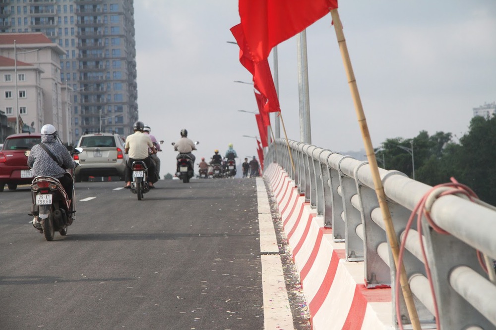 Cận cảnh cầu vượt hơn 500 tỉ đồng mới thông xe ở Hà Nội - Ảnh 6.