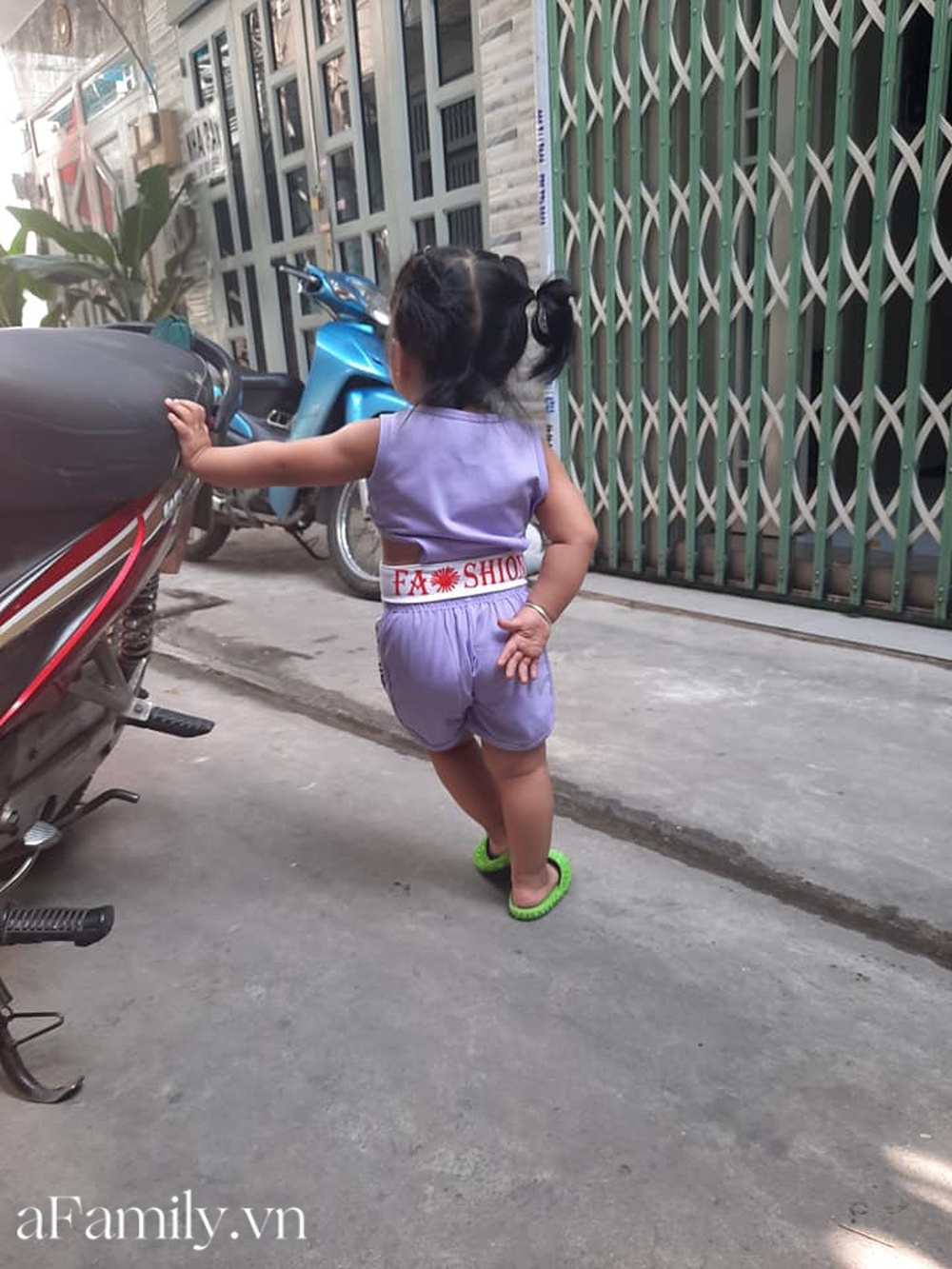 Cô bé vàng trong làng hóng hớt: Sáng nào cũng ra quán nước đầu ngõ săn tin, nhà ai có chuyện là lót dép hóng đầu tiên - Ảnh 1.