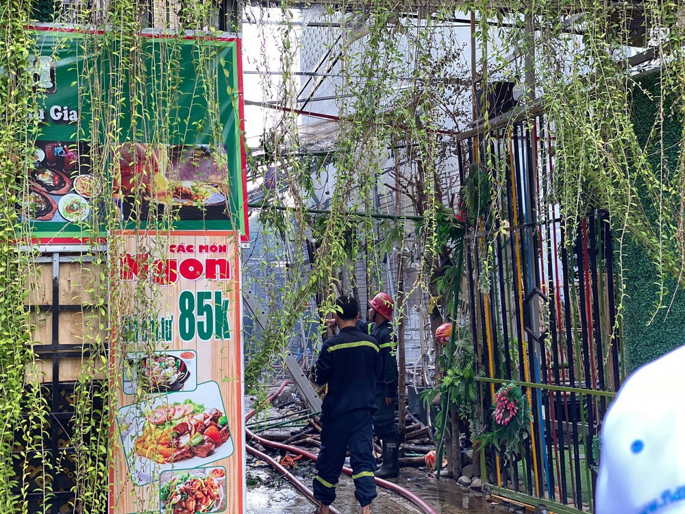 Nhà hàng tiệc cưới ngoài trời ở Sài Gòn bốc cháy ngùn ngụt giữa trưa - Ảnh 3.