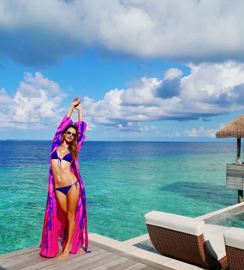 Alessandra Ambrosio siêu quyến rũ ở bãi biển thiên đường Maldives - Ảnh 2.