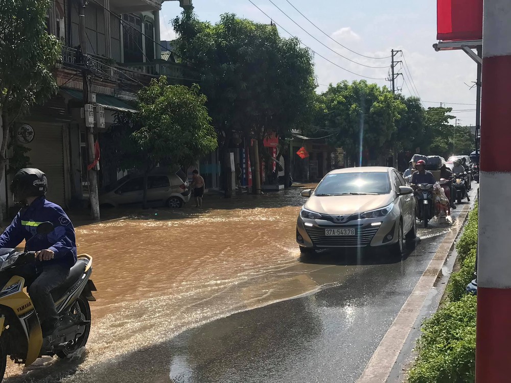 Đường ống nước sạch vỡ, quốc lộ và nhà dân ở TP Vinh ngập trong nước - Ảnh 6.