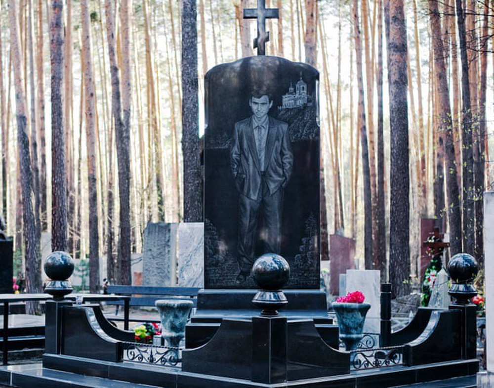 Thăm thú nghĩa trang mafia độc đáo ở Nga: Khi còn sống khét tiếng bao nhiêu, lúc nhắm mắt cũng hoành tráng bấy nhiêu - Ảnh 4.