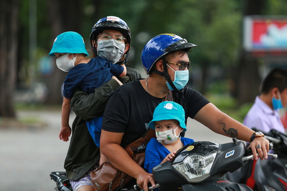 Người Sài Gòn bịt khẩu trang kín mít chụp ảnh tự sướng trong ngày đầu xử phạt không đeo khẩu trang - Ảnh 3.