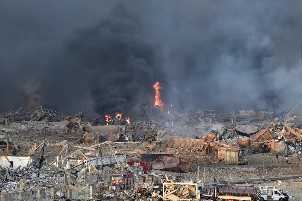 Cảnh tượng kinh hoàng như ngày tận thế sau vụ nổ làm rung chuyển thủ đô Beirut, chớp mắt đã thành vùng đất điêu tàn, chìm trong khói lửa - Ảnh 2.