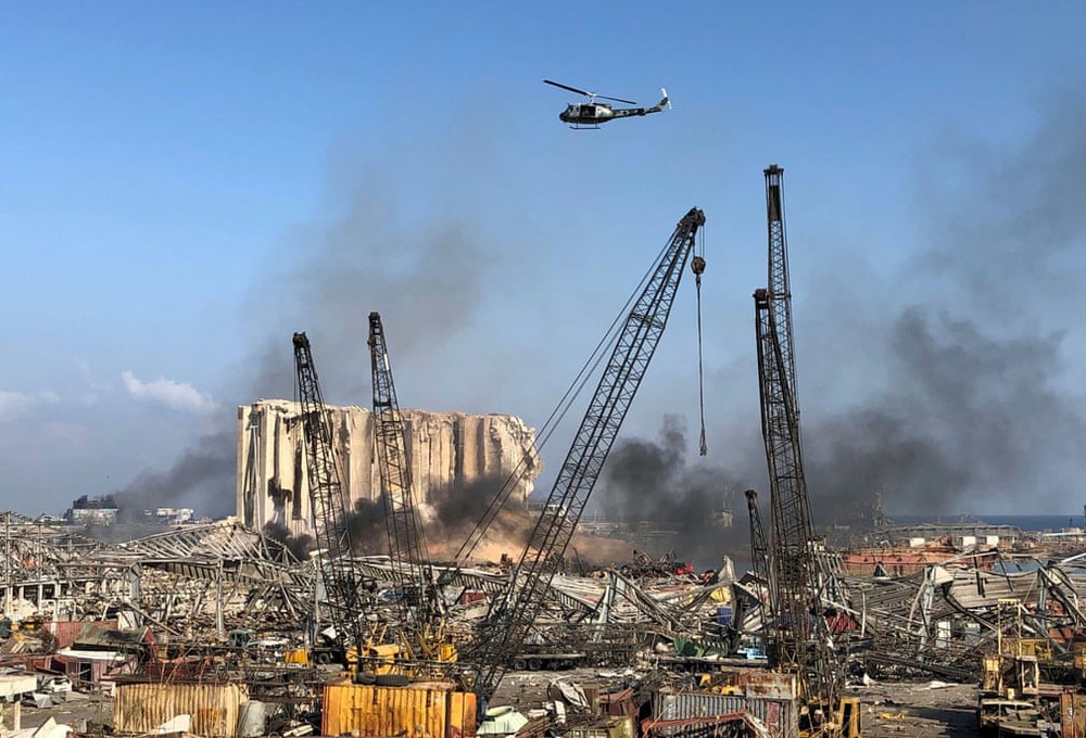 Cảnh tượng kinh hoàng như ngày tận thế sau vụ nổ làm rung chuyển thủ đô Beirut, chớp mắt đã thành vùng đất điêu tàn, chìm trong khói lửa - Ảnh 14.