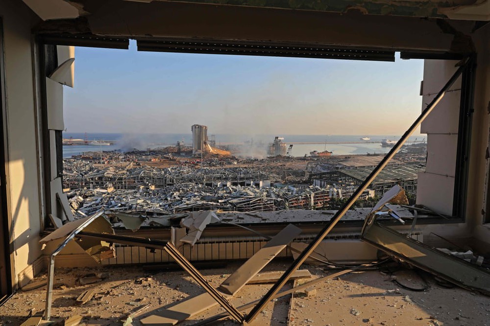 Cảnh tượng kinh hoàng như ngày tận thế sau vụ nổ làm rung chuyển thủ đô Beirut, chớp mắt đã thành vùng đất điêu tàn, chìm trong khói lửa - Ảnh 18.