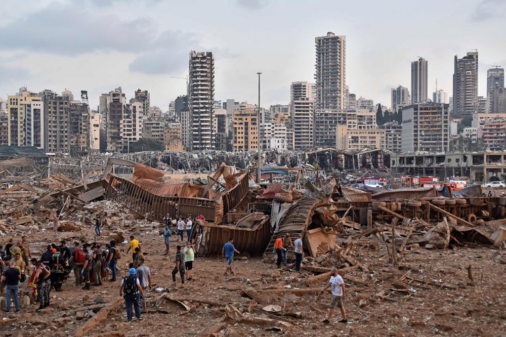 Cảnh tượng kinh hoàng như ngày tận thế sau vụ nổ làm rung chuyển thủ đô Beirut, chớp mắt đã thành vùng đất điêu tàn, chìm trong khói lửa - Ảnh 5.