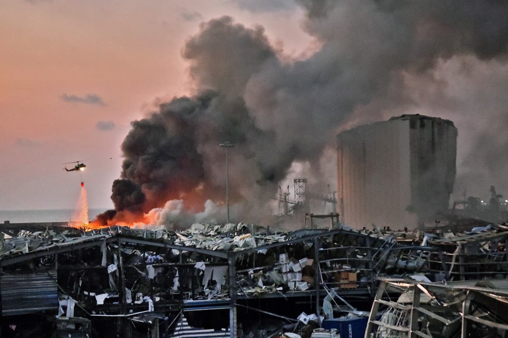 Cảnh tượng kinh hoàng như ngày tận thế sau vụ nổ làm rung chuyển thủ đô Beirut, chớp mắt đã thành vùng đất điêu tàn, chìm trong khói lửa - Ảnh 7.