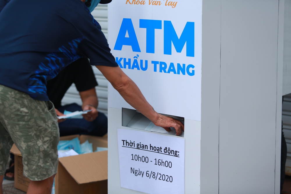 Cận cảnh cây ATM khẩu trang phát miễn phí cho người nghèo ở Sài Gòn - Ảnh 1.