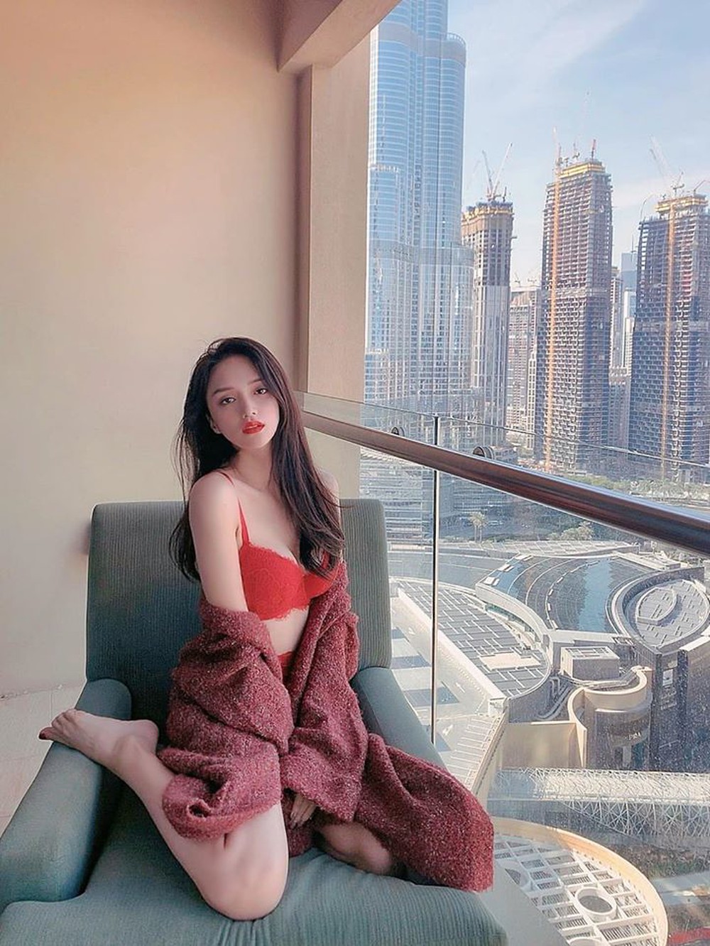 Giữa scandal của người yêu mới, Hoa hậu Hương Giang tung đòn cà khịa cực nóng bỏng  - Ảnh 2.