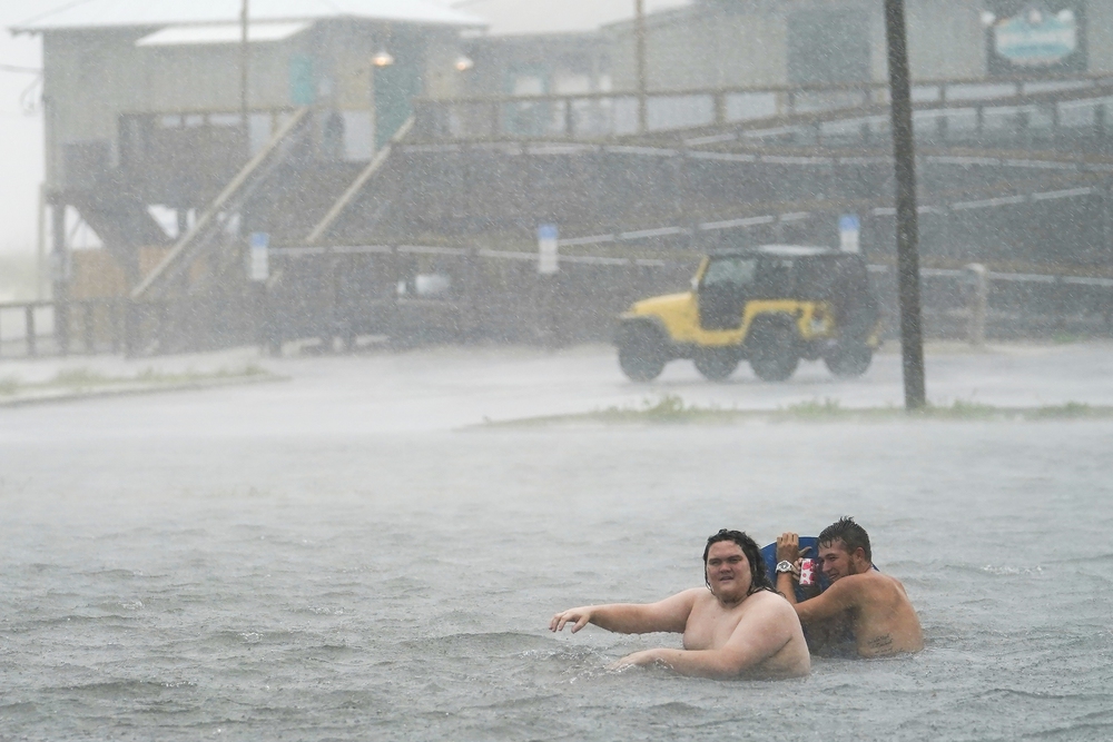 Bão Sally đổ bộ vào Mỹ: Bãi đỗ xe thành bể bơi khổng lồ, người dân bơi lội dưới mưa lớn - Ảnh 3.