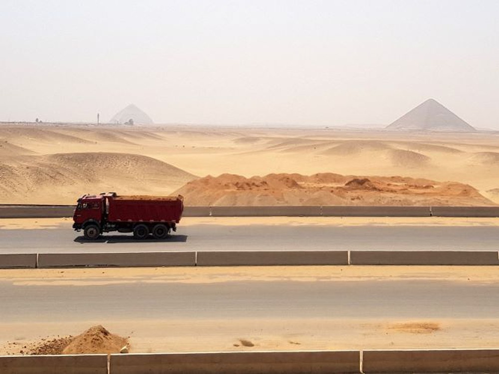 Ai Cập gây tranh cãi khi xây đường cao tốc xuyên qua cao nguyên kim tự tháp - Ảnh 3.