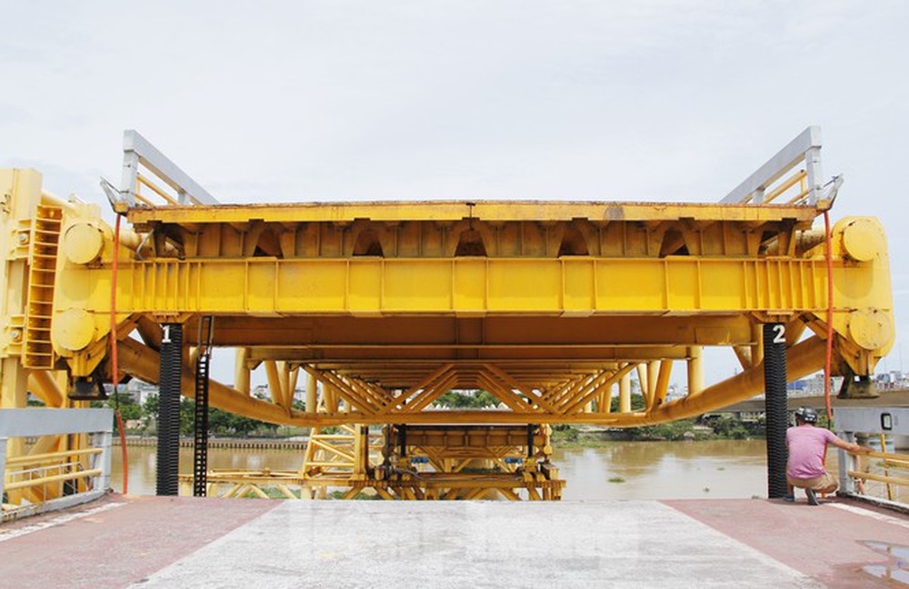 Độc đáo hình ảnh cây cầu ở Đà Nẵng biến hình cho thuyền lưu thông - Ảnh 6.