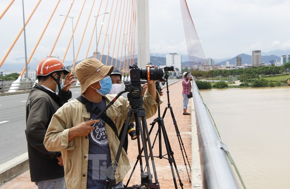 Độc đáo hình ảnh cây cầu ở Đà Nẵng biến hình cho thuyền lưu thông - Ảnh 8.