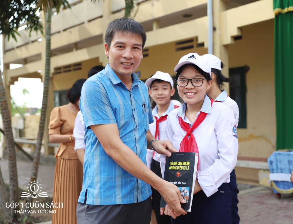 Trao tặng sách trên quê hương danh nhân văn hóa Vũ Diệm - Ảnh 8.