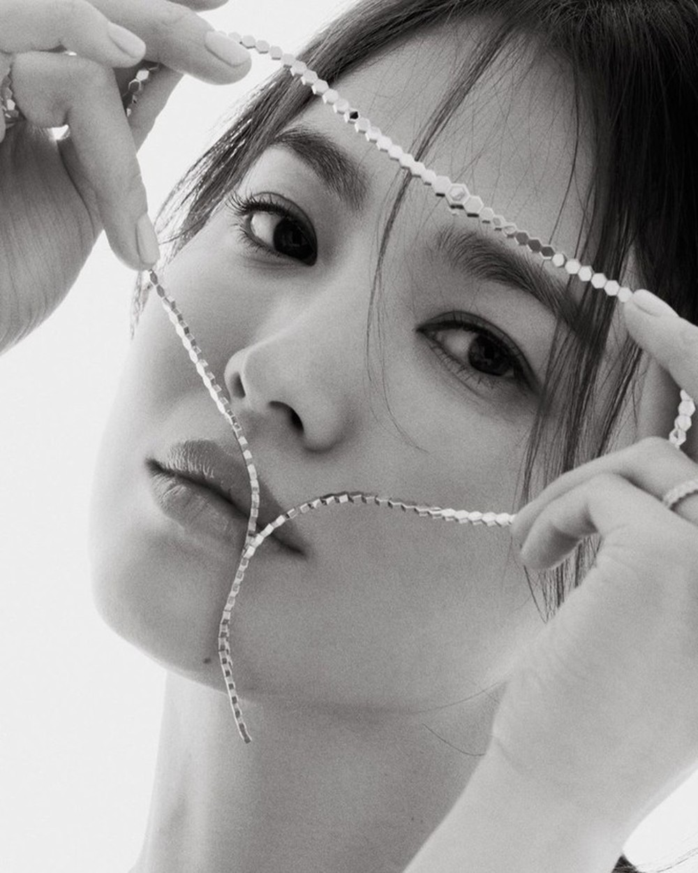 Song Hye Kyo gợi cảm bất ngờ với style tóc nâu môi trầm - Ảnh 11.