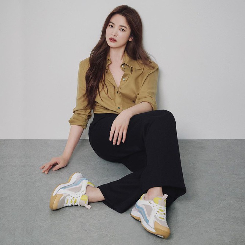 Song Hye Kyo gợi cảm bất ngờ với style tóc nâu môi trầm - Ảnh 7.