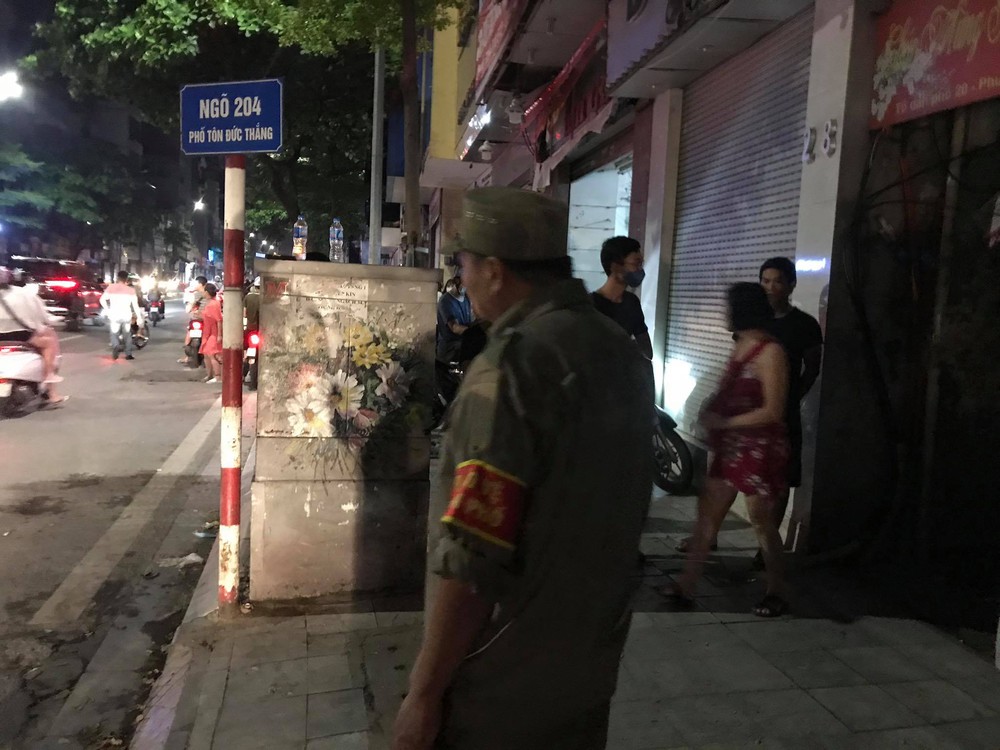 Hà Nội: Công an truy bắt kẻ bạo hành con ở Bắc Ninh tại phố Tôn Đức Thắng - Ảnh 3.