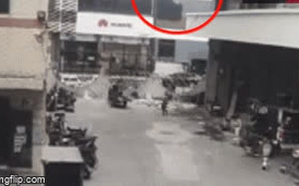 Video: Lạnh người cảnh nữ công nhân bị giường sắt rơi từ tầng 3 trúng đầu