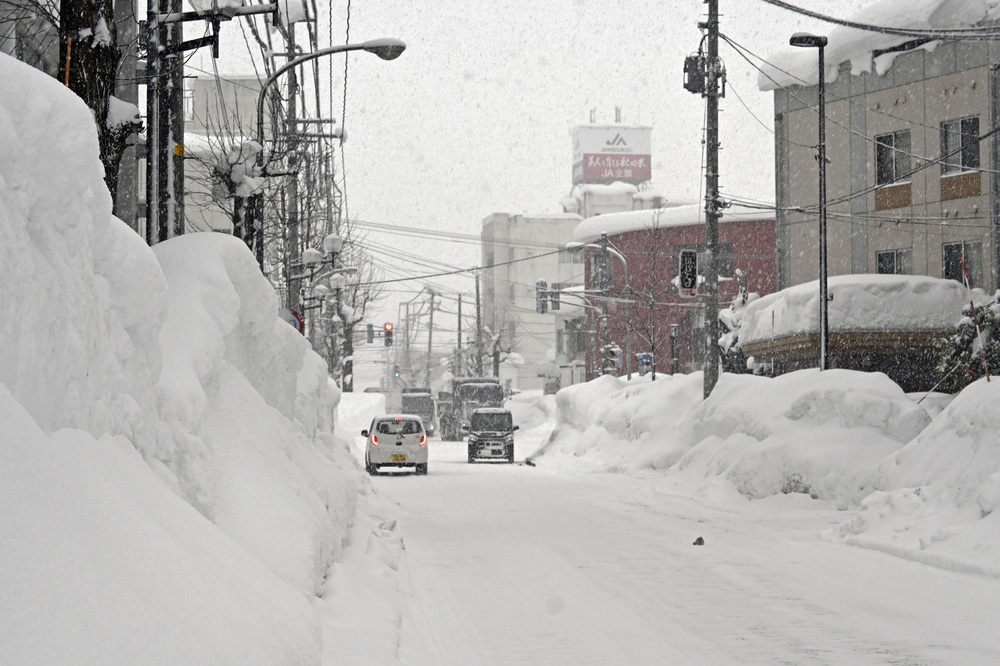 Hơn 1.200 phương tiện mắc kẹt do tuyết rơi dày đặc ở Nhật Bản - Ảnh 1.