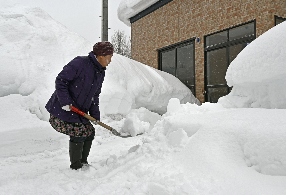 Hơn 1.200 phương tiện mắc kẹt do tuyết rơi dày đặc ở Nhật Bản - Ảnh 3.