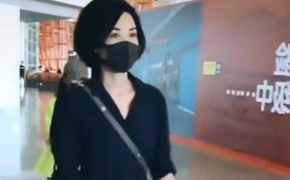 Phản ứng của Vương Phi khi chạm mặt Trương Bá Chi ở sân bay
