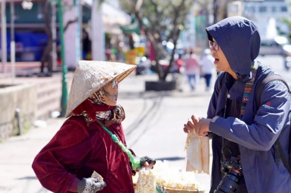 Gặp bà cụ 94 tuổi bán bỏng ngô dạo khắp Đà Lạt: Mỗi bức ảnh là câu chuyện khiến người ta cảm động  - Ảnh 3.