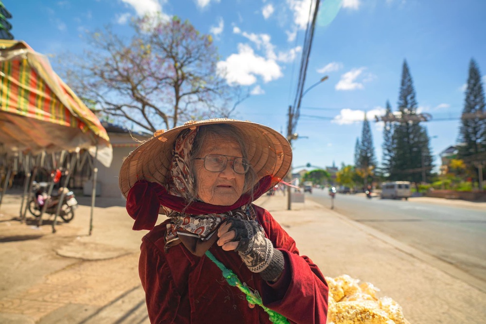 Gặp bà cụ 94 tuổi bán bỏng ngô dạo khắp Đà Lạt: Mỗi bức ảnh là câu chuyện khiến người ta cảm động  - Ảnh 7.