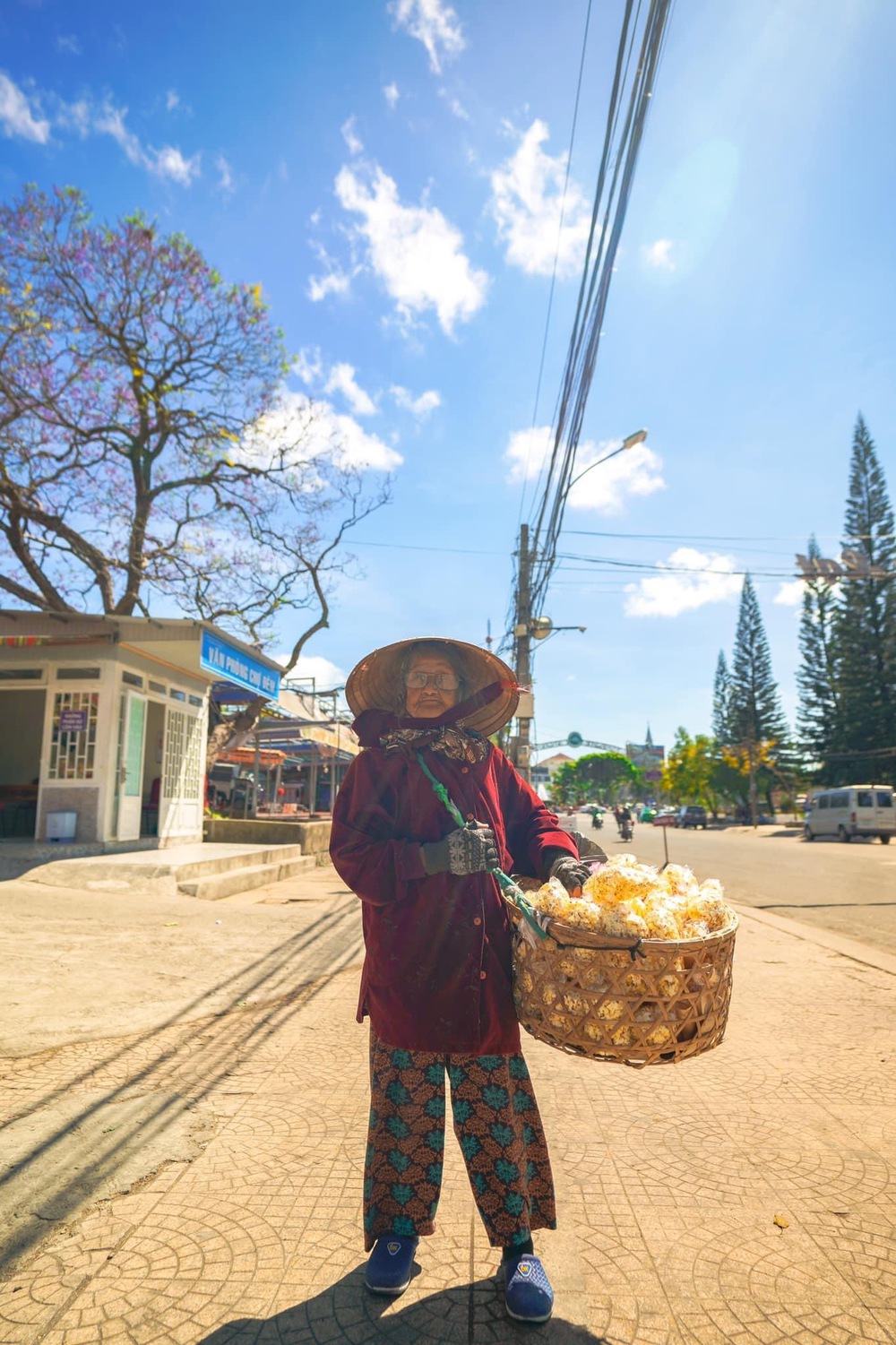 Gặp bà cụ 94 tuổi bán bỏng ngô dạo khắp Đà Lạt: Mỗi bức ảnh là câu chuyện khiến người ta cảm động  - Ảnh 6.