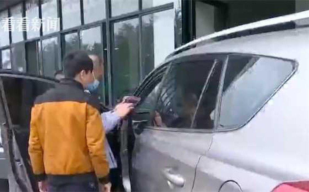 Chi 500 triệu đồng mua ô tô cũ, người đàn ông gần như chết lặng khi vô tình phát hiện hành vi dối trá của người bán