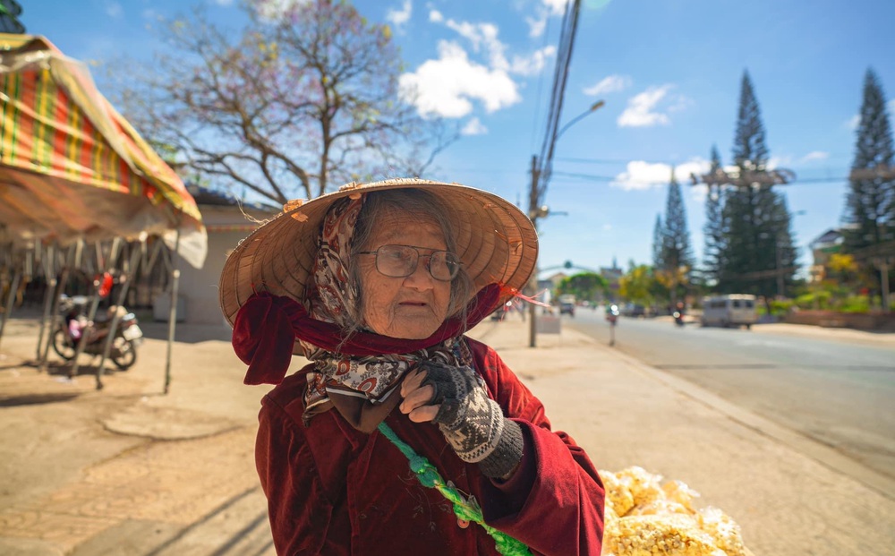 Gặp bà cụ 94 tuổi bán bỏng ngô dạo khắp Đà Lạt: Mỗi bức ảnh là câu chuyện khiến người ta cảm động