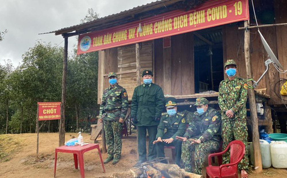 Xúc động hình ảnh lính biên phòng tuần tra giữa trời đông giá rét