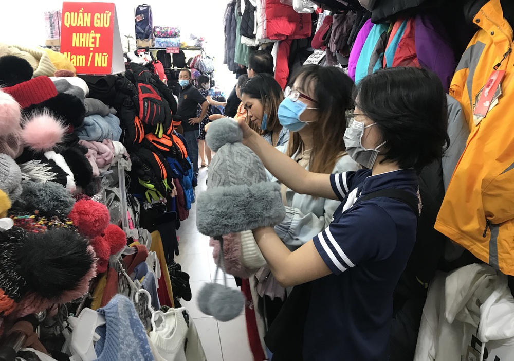 Chợ Nga ở Sài Gòn bán gì mà ế ẩm cả năm qua, nay tiểu thương mới bắt đầu vui trở lại? - Ảnh 3.