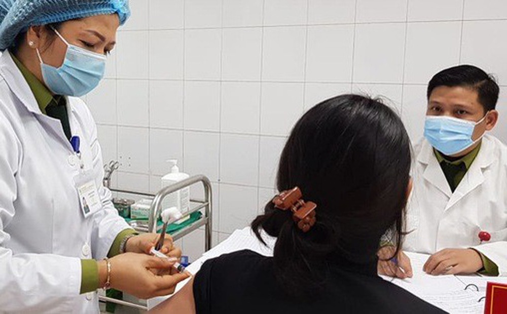 Có phản ứng miễn dịch tốt, 3 người tiêm vắc-xin Covid-19 đầu tiên được tiêm mũi 2