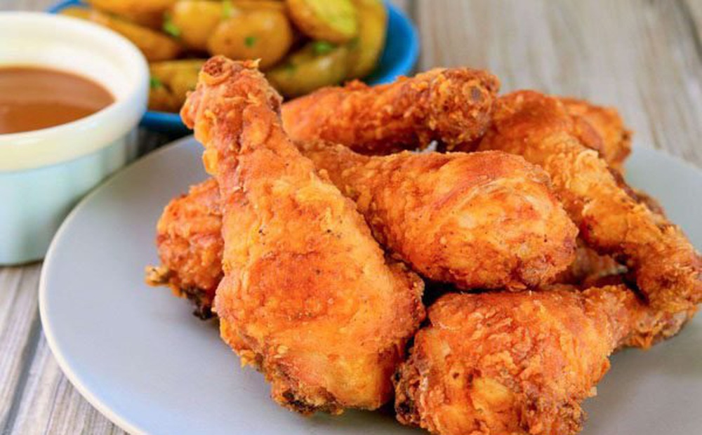 Làm thế nào để chiên gà bằng dầu ăn không bị sống?