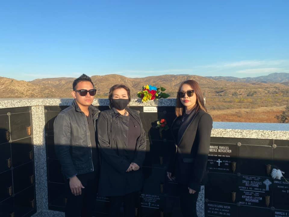 Con trai và em gái ruột Hoài Linh đến thăm viếng nơi an nghỉ của cố nghệ sĩ Chí Tài - Ảnh 4.
