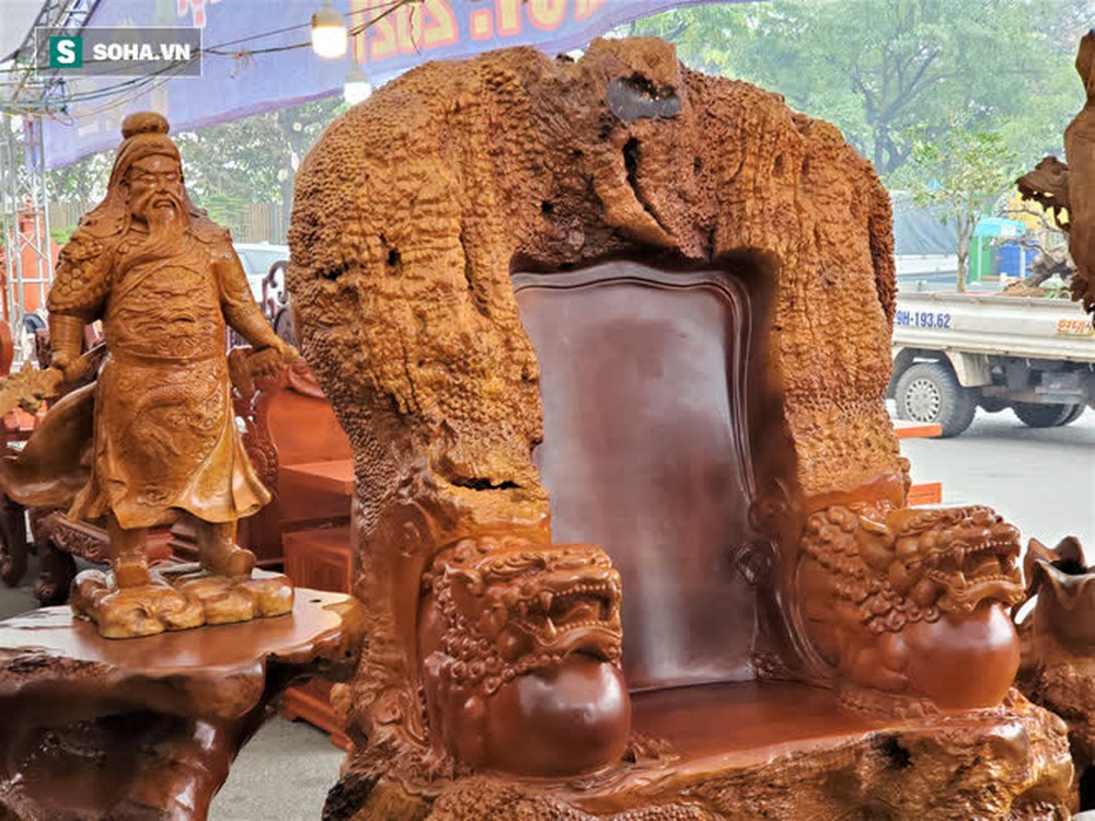 Ngắm bộ bàn ghế gỗ nu Cửu lân quần tụ nặng 4 tấn, dát vàng, giá 2,8 tỷ cho đại gia Việt - Ảnh 6.