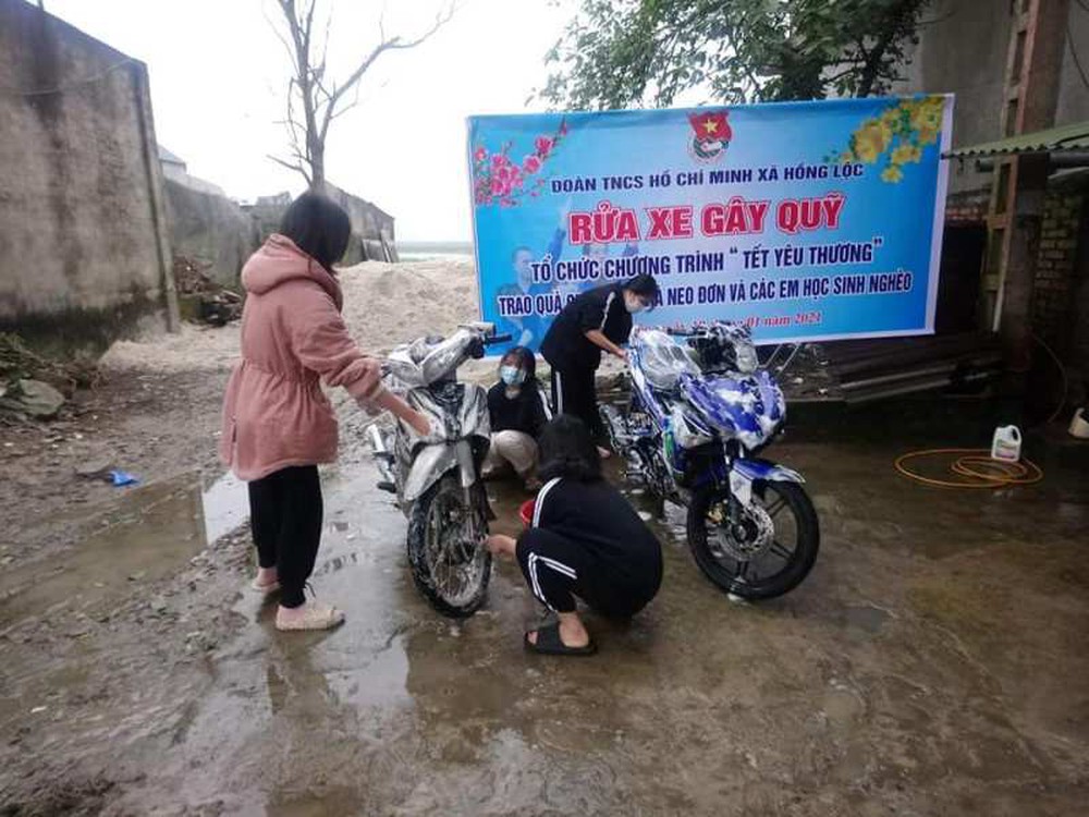 Thanh niên Hà Tĩnh rửa xe miễn phí quyên góp tiền tặng hộ nghèo ăn tết - Ảnh 2.