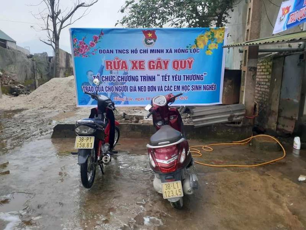 Thanh niên Hà Tĩnh rửa xe miễn phí quyên góp tiền tặng hộ nghèo ăn tết - Ảnh 4.