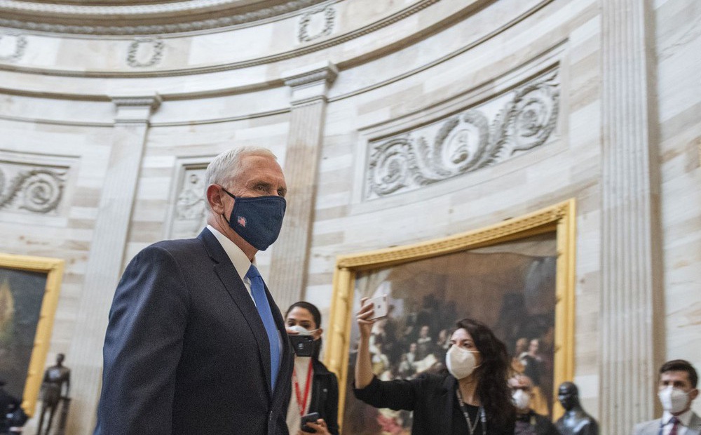 Sơ tán chậm, Phó Tổng thống Pence suýt chạm mặt nhóm bạo loạn Điện Capitol