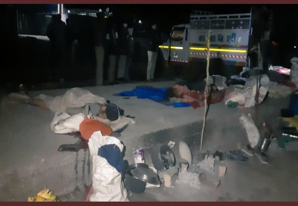 Đang nằm ngủ, 15 người Ấn Độ bị xe ben cán chết - Ảnh 1.