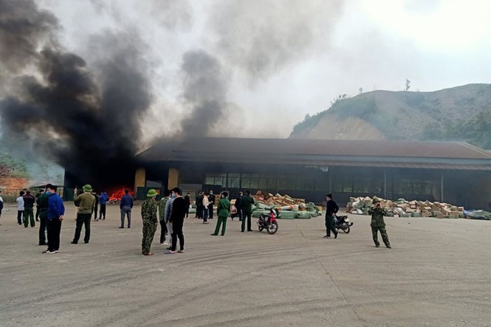 Cháy kho hàng hoá ở cửa khẩu Bắc Phong Sinh, gần chục tấn hàng hoá bị thiêu rụi - Ảnh 1.