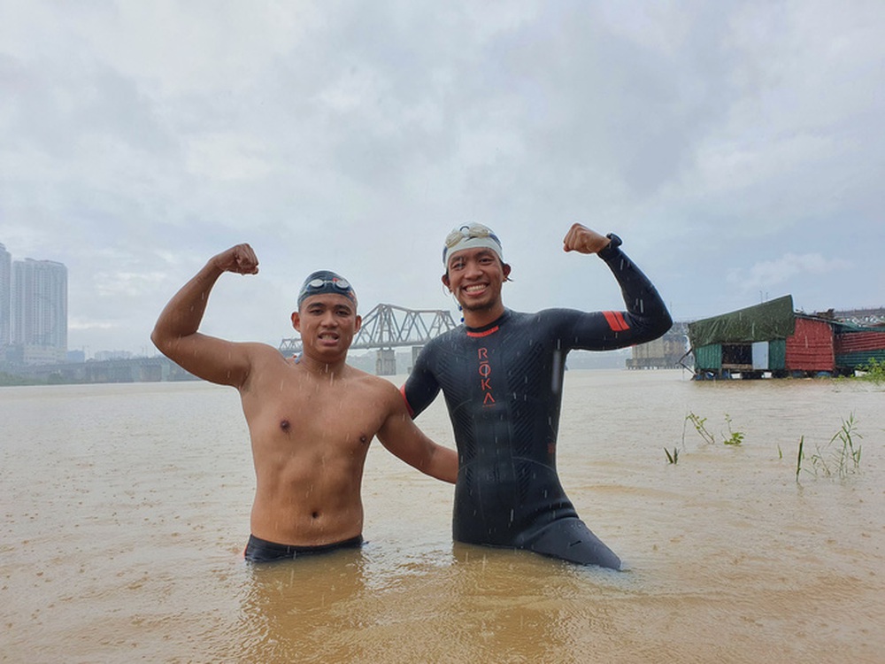 Hai người Việt làm điều khó tin: Bơi 200 km từ chân cầu Long Biên ra biển Thái Bình - Ảnh 1.
