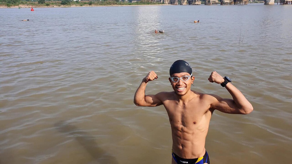 Hai người Việt làm điều khó tin: Bơi 200 km từ chân cầu Long Biên ra biển Thái Bình - Ảnh 2.