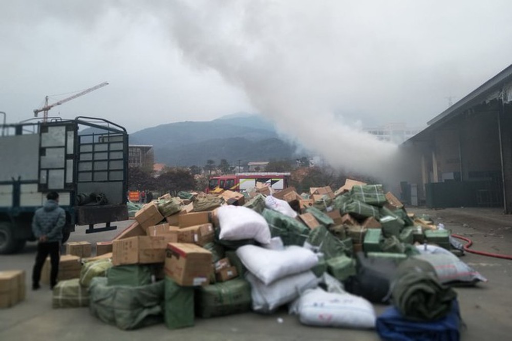 Cháy kho hàng hoá ở cửa khẩu Bắc Phong Sinh, gần chục tấn hàng hoá bị thiêu rụi - Ảnh 3.