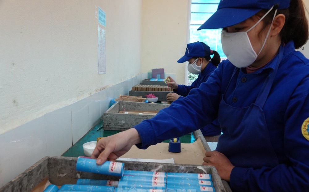 Khám phá nhà máy sản xuất pháo hoa duy nhất được cấp phép tại Việt Nam