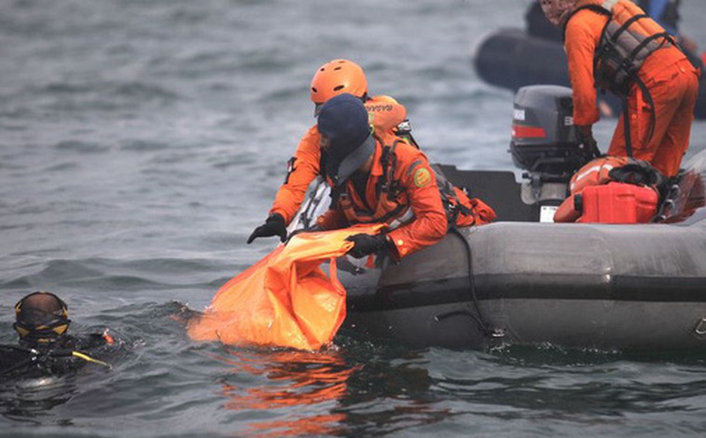 Tiết lộ đáng sợ của thợ lặn tìm kiếm xác máy bay Indonesia: Phi cơ nát vụn, chỉ thấy những mảnh thi thể nạn nhân