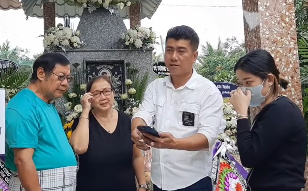Mẹ Vân Quang Long nghẹn lòng ra thăm mộ, nói về ước mơ dở dang của con trai